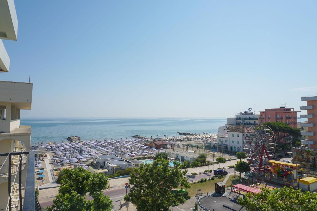 Hotel Bristol Misano Adriatico Bagian luar foto