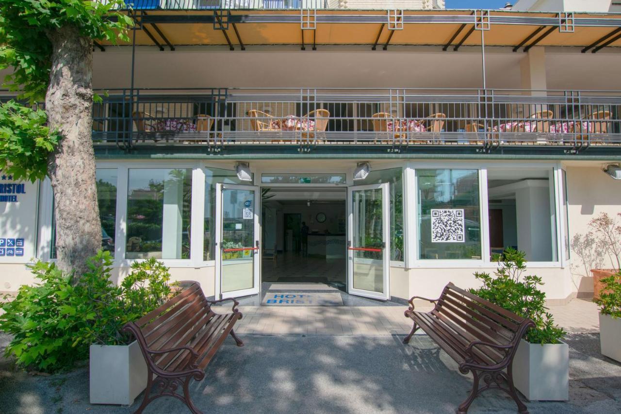 Hotel Bristol Misano Adriatico Bagian luar foto