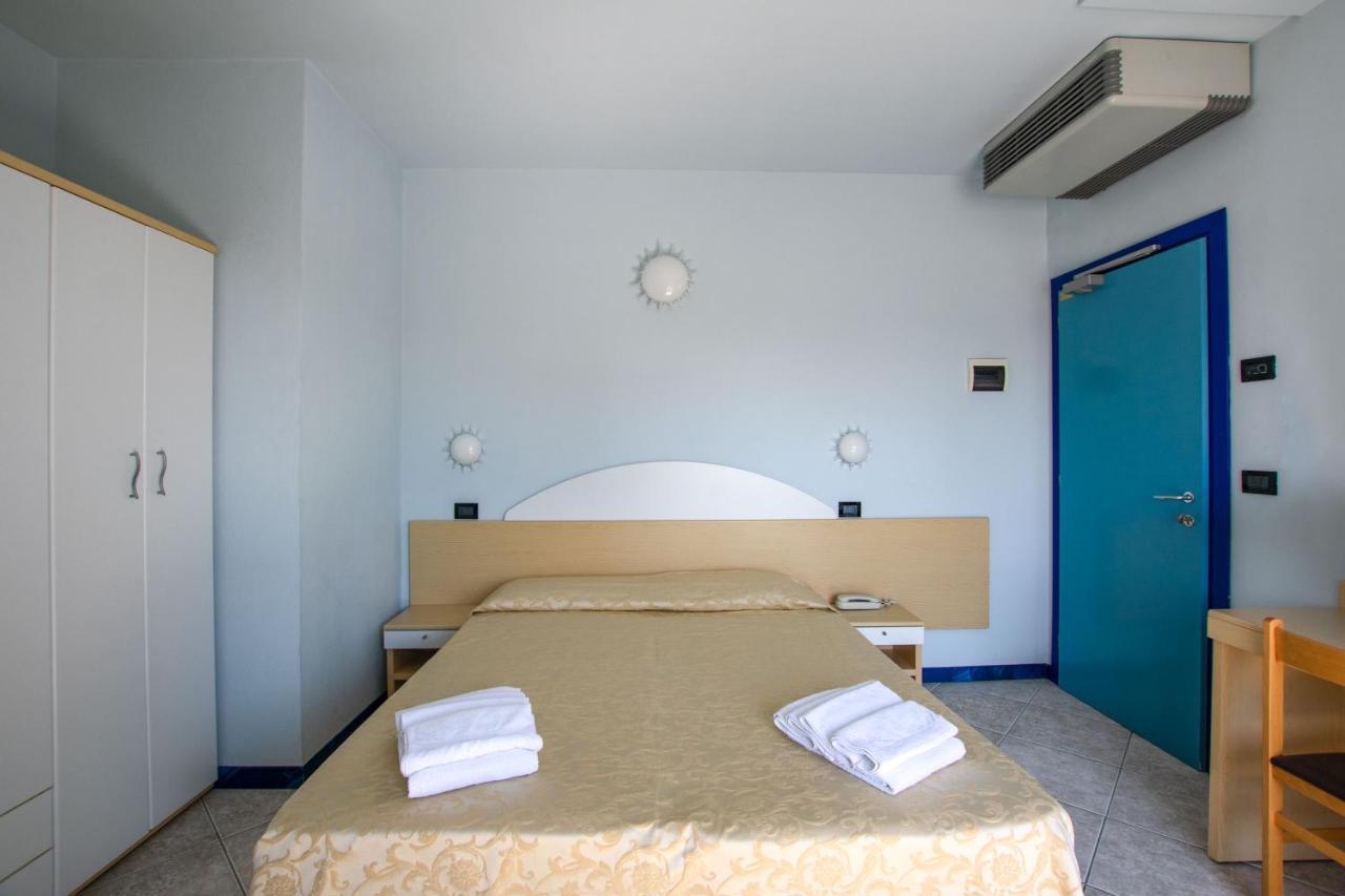 Hotel Bristol Misano Adriatico Bagian luar foto