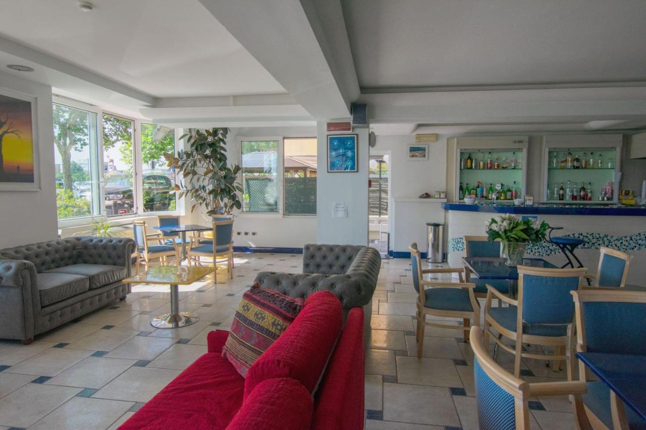 Hotel Bristol Misano Adriatico Bagian luar foto