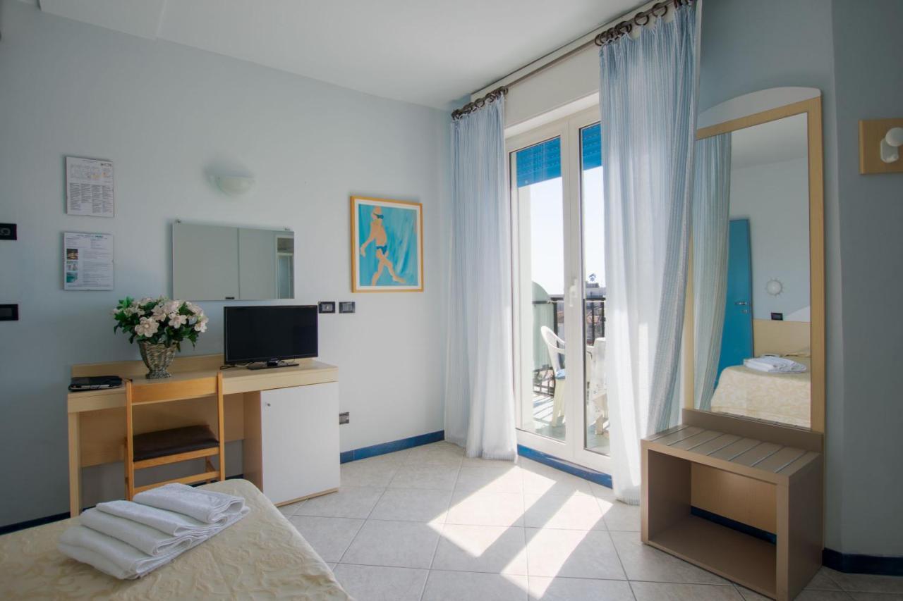 Hotel Bristol Misano Adriatico Bagian luar foto