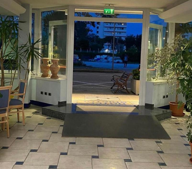Hotel Bristol Misano Adriatico Bagian luar foto