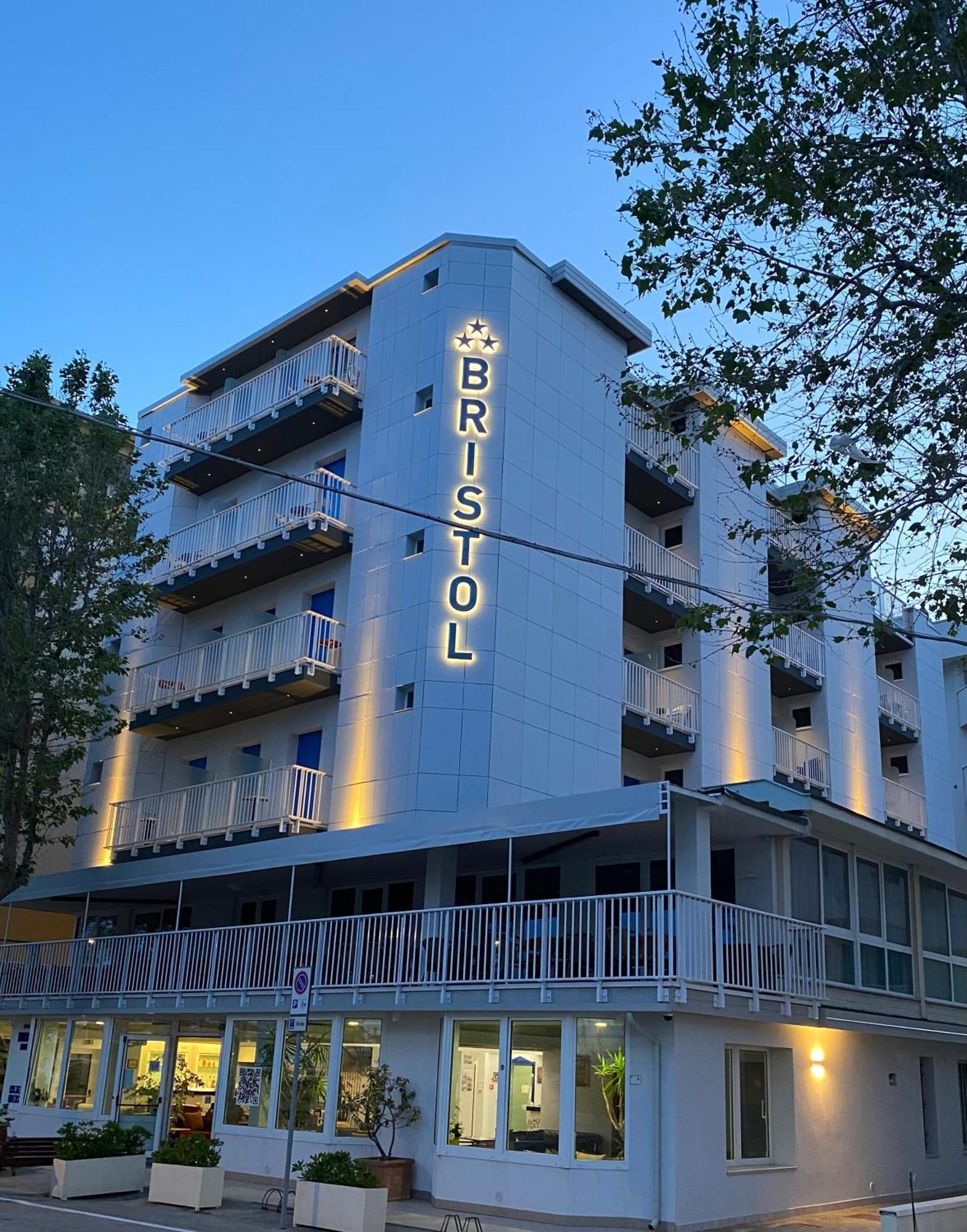 Hotel Bristol Misano Adriatico Bagian luar foto
