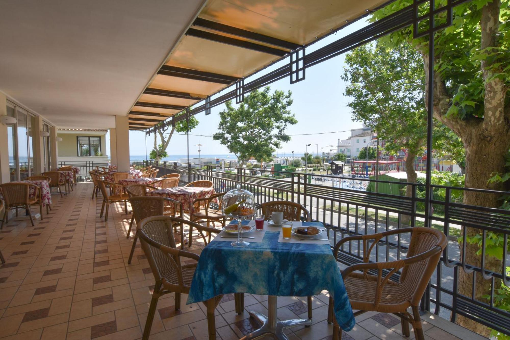 Hotel Bristol Misano Adriatico Bagian luar foto