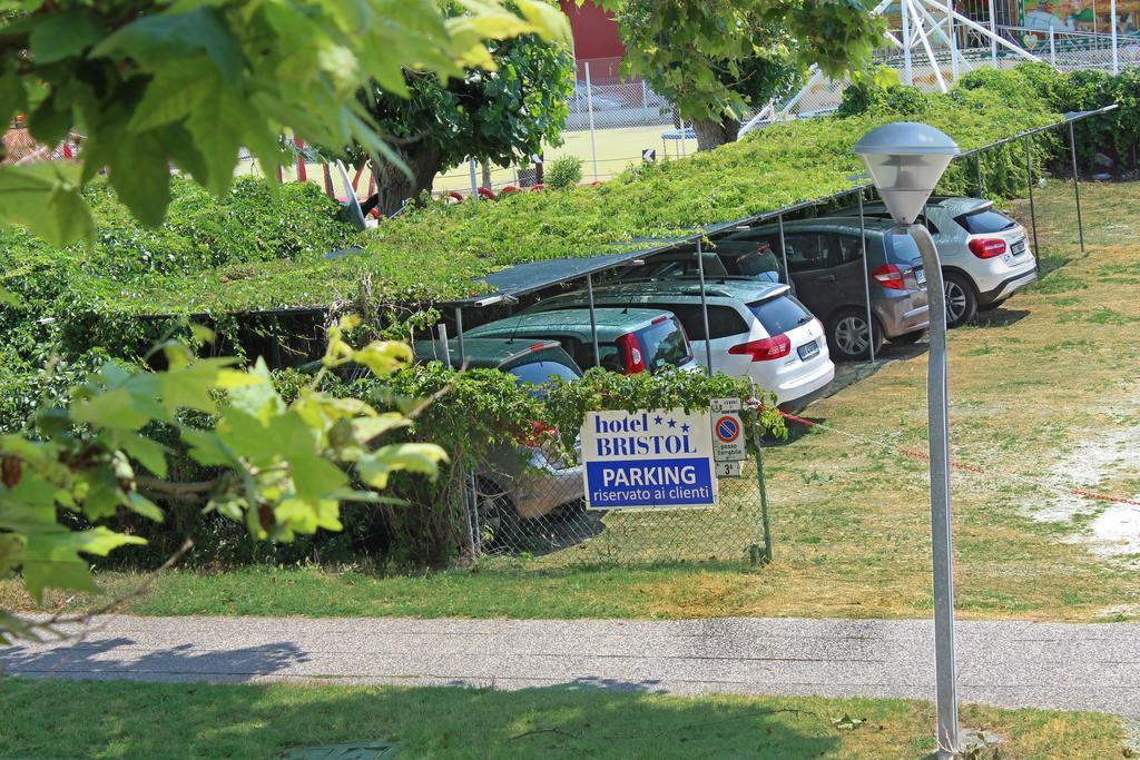 Hotel Bristol Misano Adriatico Bagian luar foto