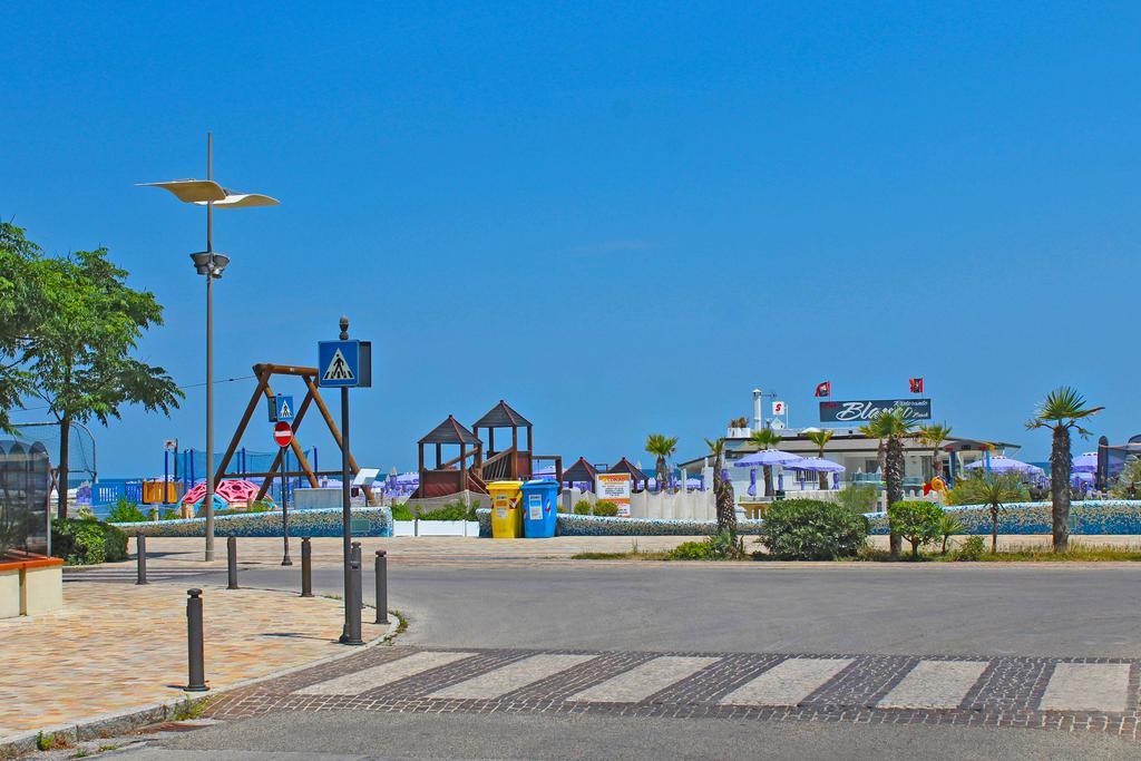Hotel Bristol Misano Adriatico Bagian luar foto