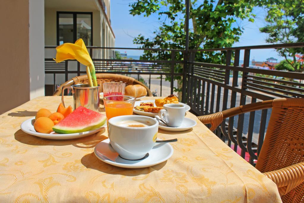 Hotel Bristol Misano Adriatico Bagian luar foto