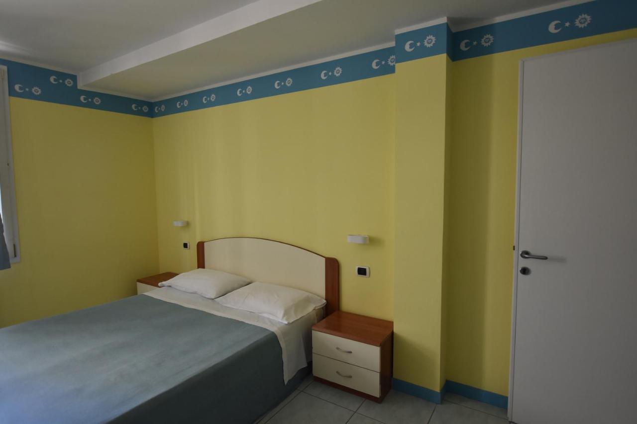 Hotel Bristol Misano Adriatico Bagian luar foto