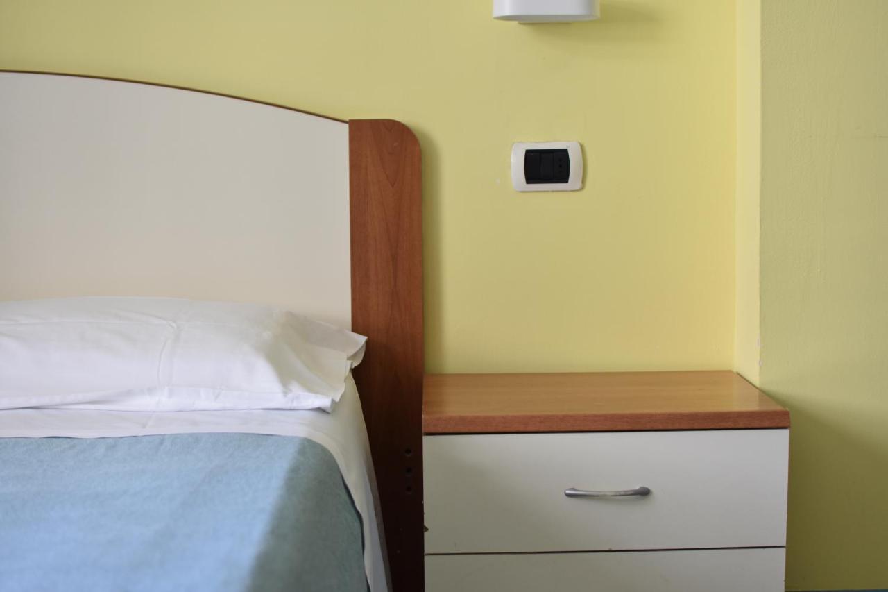 Hotel Bristol Misano Adriatico Bagian luar foto